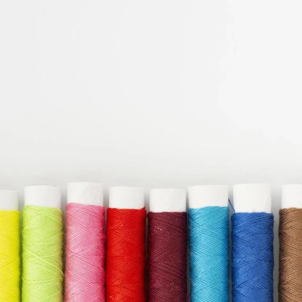 Como usar a linha de poliéster colorida na costura de sacaria?